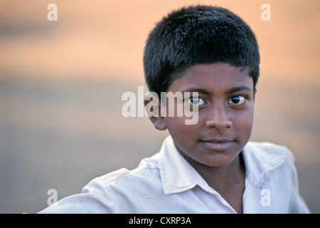 Junge in einem weißen Hemd, Porträt, Ganapatipule oder Ganpatipule, Bezirk Ratnagiri, Konkan Küste, Maharashtra, Indien, Asien Stockfoto