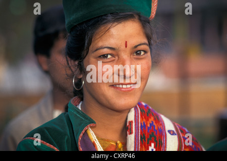 Lächelnde junge Frau in Tracht, Porträt, Kinnaur, Himachal Pradesh, Indien, Asien Stockfoto