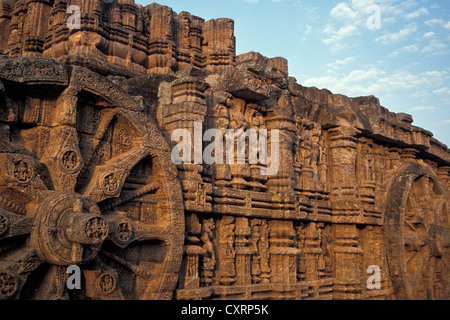 Räder aus Stein, Wagen die vedische Sonnengott Surya, Surya-Tempel oder Sonne-Bügel, UNESCO-Weltkulturerbe, Konarak geschnitzt Stockfoto