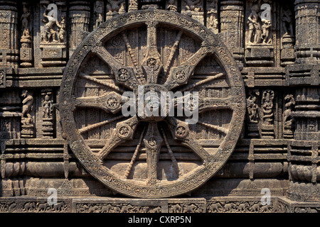 Rad aus Stein, Wagen die vedische Sonnengott Surya, Surya-Tempel oder Sonne-Bügel, UNESCO-Weltkulturerbe, Konarak geschnitzt Stockfoto