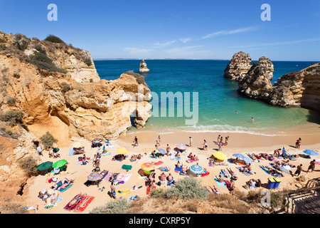 Camilo-Strand in der Nähe von Lagos, Küstenfelsen in der Algarve, Atlantikküste, Portugal, Europa Stockfoto