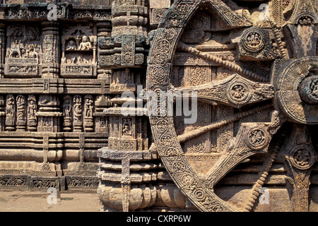 Rad geschnitzt aus Stein, Wagen der Vedische Sonnengott Surya, Surya-Tempel oder Sonne-Bügel, UNESCO-Weltkulturerbe Stockfoto