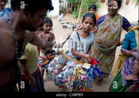 Mädchen, 13 Jahre, kehrt nach Hause nach der Arbeit mit einem mobilen Verkaufsstand, Kind Arbeiter, Karur, Tamil Nadu, Südindien, Indien, Asien Stockfoto