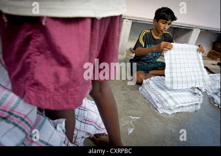 Junge, 13 Jahre, arbeitet in einem Handtuch-Produktion, Kind Arbeiter, Karur, Tamil Nadu, Südindien, Indien, Asien Stockfoto