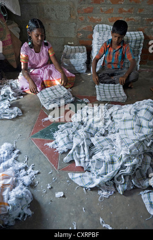 Mädchen, 13 Jahre und junge arbeitet in einem Handtuch Produktion, Kinderarbeiter, Karur, Tamil Nadu, Südindien, Indien, Asien Stockfoto