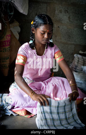 Mädchen, 13 Jahre, arbeitet in einem Handtuch-Produktion, Kind Arbeiter, Karur, Tamil Nadu, Südindien, Indien, Asien Stockfoto