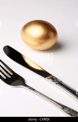 goldenes Ei und Gabel, Konzept der Geld verdienen Stockfoto