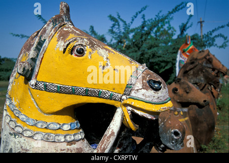 Pferd aus Ton, gelb, in der Nähe von Karaikudi, Tamil Nadu, Südindien, Indien, Asien lackiert gefertigt Stockfoto