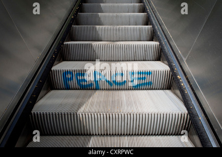 "Frieden" Graffiti auf einer Rolltreppe, s Bahn, Feuersee, Stuttgart, Baden-Württemberg, Deutschland, Europa Stockfoto