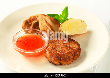 Gemüse-Pastetchen mit Röstkartoffeln und pikanter dip Stockfoto