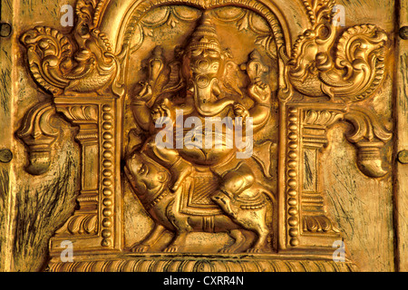 Elefantenköpfige Hindugott Ganesha, Ganesh oder Ganpati montiert auf einer Ratte, vergoldete Relief, Madurai, Tamil Nadu, Südindien, Indien Stockfoto