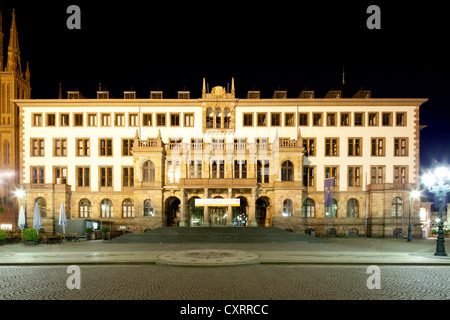 Neues Rathaus, Blick von Burg Quadrat, in der Nacht, Wiesbaden, Hessen, Deutschland, Europa, PublicGround Stockfoto