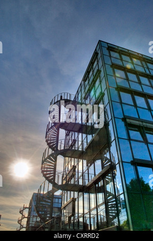 Moderne Büro-Architektur mit Glas Bürogebäude, Metall Aussentreppe, Wendeltreppe, blauer Himmel, in der Nähe von München Stockfoto