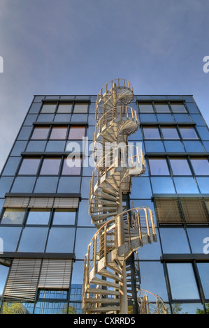 Moderne Büro-Architektur mit Glas Bürogebäude, Metall Aussentreppe, Wendeltreppe, blauer Himmel, in der Nähe von München Stockfoto