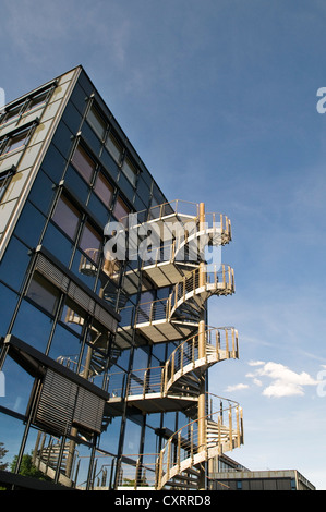 Moderne Büro-Architektur mit Glas Bürogebäude, Metall Aussentreppe, Wendeltreppe, blauer Himmel, in der Nähe von München Stockfoto