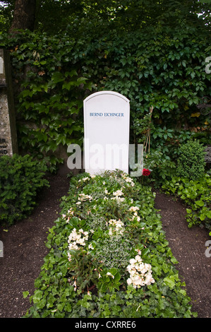 Grab von Bernd Eichinger, Filmproduzent, Drehbuchautor und Regisseur, alten Bogenhausener Friedhof Friedhof an der Dorfkirche Stockfoto