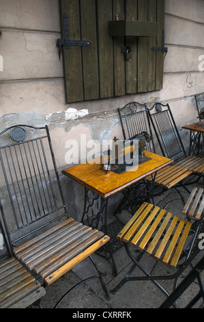 Cafe Singer, alte Nähmaschinen als Tabellen, Jüdisches Viertel Kazimierz, Krakau, Polen, Europa Stockfoto