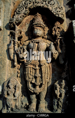 Statue einer Gottheit, Relief an der Außenwand, Chennakesava Bügel, Hoysala Stil, Belur, Karnataka, Südindien, Indien