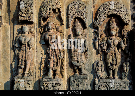 Statuen von Gottheiten, Reliefs an der Außenwand, Chennakesava Bügel, Hoysala Stil, Belur, Karnataka, Südindien, Indien