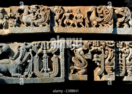 Reliefs an der Außenwand der Hoysaleswara Tempel, Hoysala-Stil, Dorasamudra, Halebid, Karnataka, Südindien, Indien Stockfoto