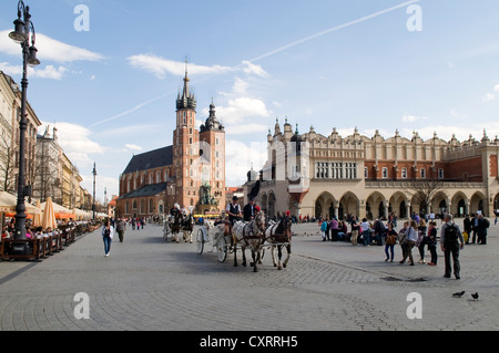 Pferdekutsche-Kabine, Str. Marys Basilika Kosciot Mariacki, links, am Rynek Glowny, Hauptmarkt, mit Tuchmacher Hall, Krakau Stockfoto