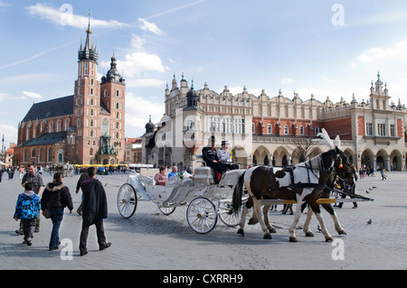 Pferdekutsche-Kabine, Str. Marys Basilika Kosciot Mariacki, links, am Rynek Glowny, Hauptmarkt, mit Tuchmacher Hall, Krakau Stockfoto