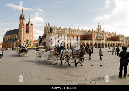 Pferdekutsche-Kabine, Str. Marys Basilika Kosciot Mariacki, links, am Rynek Glowny, Hauptmarkt, mit Tuchmacher Hall, Krakau Stockfoto