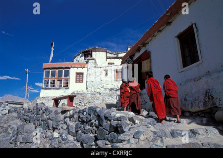 Junge Mönche, Novizen, Deskit oder Kloster Diskit Gompa, Hunder, Nubra Valley, Ladakh, indischen Himalaya, Jammu und Kaschmir Stockfoto