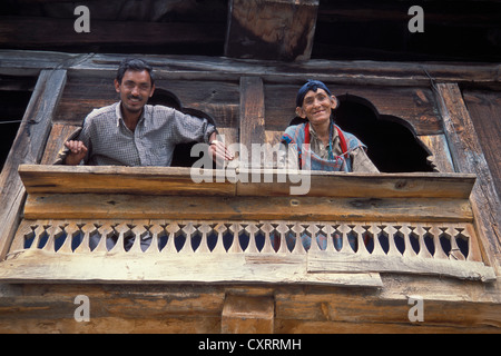 Alter Mann und Frau aus dem Fenster sah, bauten Häuser im Stil traditionellen Holz-Lehmziegeln, in der Nähe von Manali, Kullu Bezirk Stockfoto