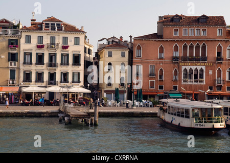 Gabrielli Luxushotel und historischen Gebäuden an der Riva Degli Schiavoni mit Liegeplätze für Schiffe, Venedig, Veneto, Italien, Europa Stockfoto