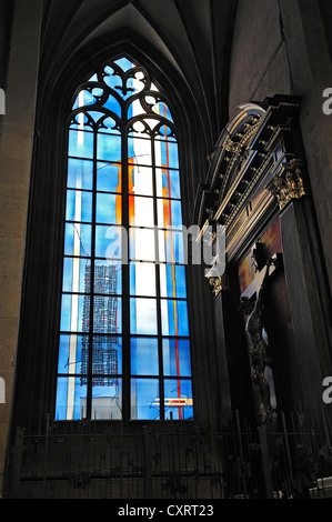 Ein Glasfenster und ein Kruzifix, Dom zu Mainz, Mainz, Rheinland-Pfalz, Deutschland, Europa Stockfoto