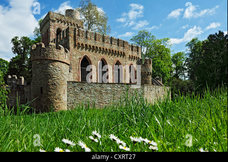 Mosburg Burg, früher bekannt als Moosburg, eine künstliche Burgruine auf dem Schlossgelände Biebrich, Wiesbaden, Hessen Stockfoto