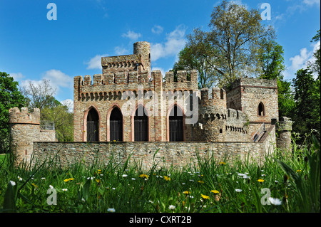 Mosburg Burg, früher bekannt als Moosburg, eine künstliche Burgruine auf dem Schlossgelände Biebrich, Wiesbaden, Hessen Stockfoto