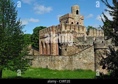 Mosburg Burg, früher bekannt als Moosburg, eine künstliche Burgruine auf dem Schlossgelände Biebrich, Wiesbaden, Hessen Stockfoto