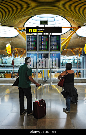 Tafeln mit Abfahrtszeiten am Flughafen Madrid-Barajas, Madrid, Spanien, Europa Stockfoto