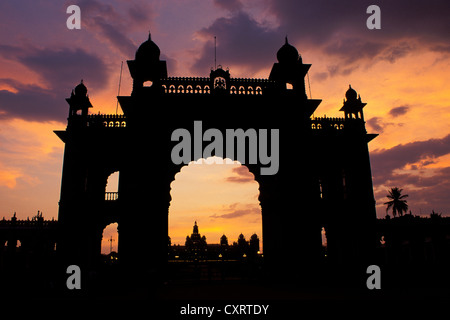 Eingangstor zum Amba Vilas Palace, Silhouette in der Dämmerung, Mysore oder Mysuru, Karnataka, Südindien, Indien, Asien Stockfoto