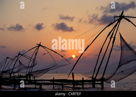 Typische chinesische Fischernetze an der Küste des Arabischen Meeres bei Sonnenuntergang in Fort Kochi, Cochin, Kerala, Südindien, Indien, Asien Stockfoto