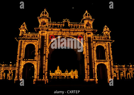 Eingangstor, beleuchtet, Amba Vilas Palace, Mysore oder Mysuru, Karnataka, Südindien, Indien, Asien Stockfoto