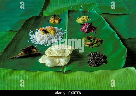 Typischen Kerala Thali mit Reis, Dhal, Fisch, Gemüse und Papadam, serviert auf einem Banane Blatt Palm, Kerala, Südindien, Indien Stockfoto