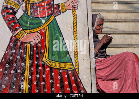 Wand-Malerei neben eine ältere Frau, Bettler Frau, Udaipur, Rajasthan, Indien, Asien Stockfoto