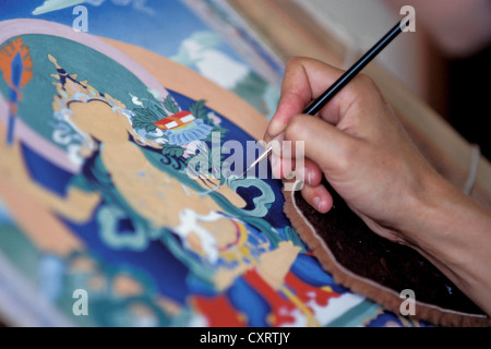 Hand ein Thangkamaler halten Bürsten, tibetischen Buddhismus, Dharamsala, McLeod Ganj, Himachal Pradesh, Himalaya, Indien, Asien Stockfoto