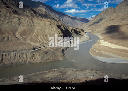 Zusammenfluss von Zanskar-Fluss in den Indus Fluß, in der Nähe von Nimmu, Ladakh, Jammu und Kaschmir, indischen Himalaya, Nord-Indien Stockfoto