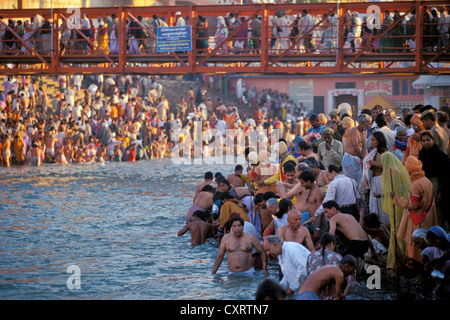 Hindu-Pilger Baden Heilige in den Ganges während Kumbh oder Kumbha Mela, Har Ki Pauri Ghat, einem berühmten Baden ghat Stockfoto