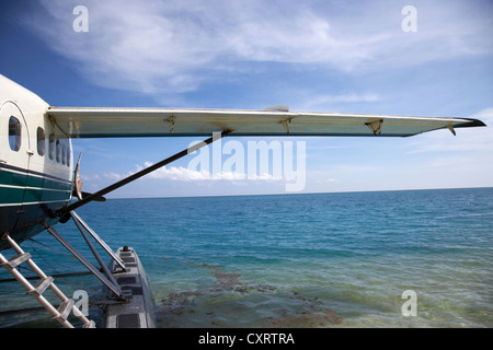 Blick auf das Meer unter dem Flügel eines dhc-3 Fischotter Wasserflugzeugs aus Dehaviland am Strand am trockenen tortugas florida Keys usa Stockfoto