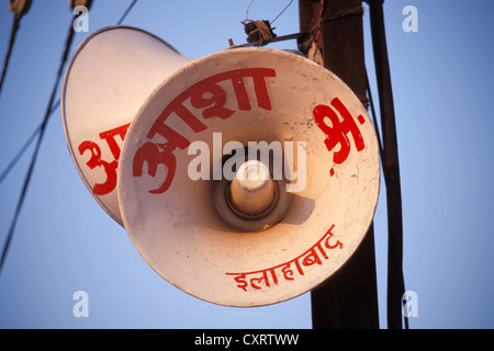 Devanagari schreiben auf eine Tannoy Kumbh oder Kumbha Mela, Haridwar, Uttarakhand, ehemals Uttaranchal, indischen Himalaya, Nord-Indien Stockfoto