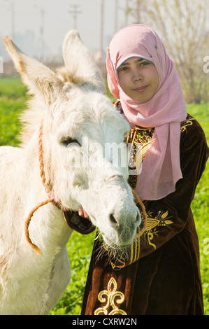 Mädchen mit Esel Minya Ägypten Stockfoto