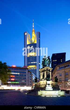 Commerzbank-Tower, Johannes Gutenberg-Denkmal, Goetheplatz-Platz, Frankfurt Am Main, Hessen, Deutschland, Europa, PublicGround Stockfoto