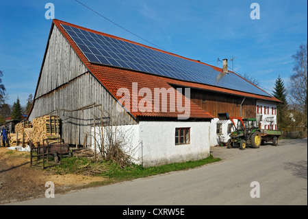 Bauernhof mit Sonnenkollektoren auf dem Dach, in der Nähe von Diessen am Ammersee, Bayern, Deutschland, Europa Stockfoto