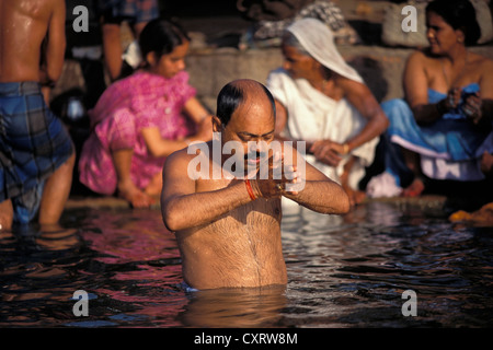 Hindu während seiner Puja Morgengebet, Fluss Ganges, Varanasi auch bekannt als Benares, Uttar Pradesh, Indien, Asien Stockfoto