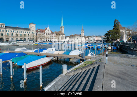 Historischen Stadtteil von Zürich an der Limmat mit Johanneskirche Kirche und die Kirche St. Peter, Limmatquai Kai, Zürich Stockfoto